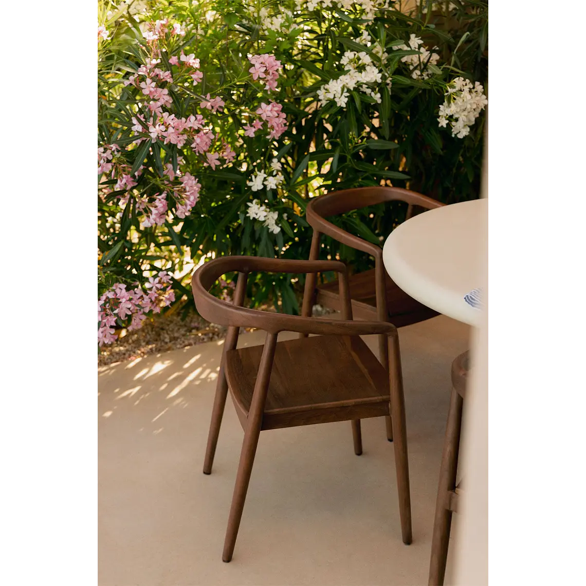 Silla de jardín con reposabrazos en madera de teca Elvena 12