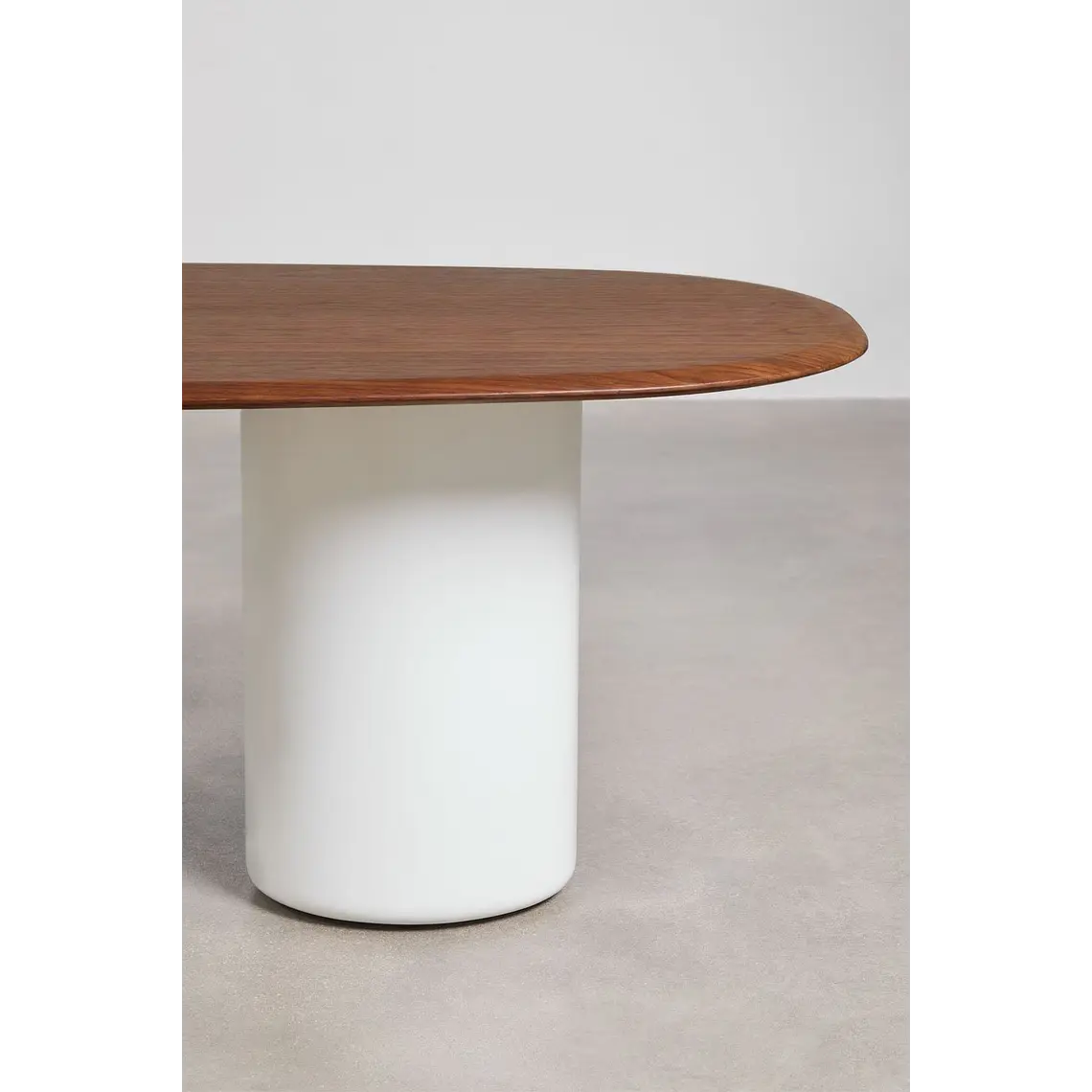 Mesa de comedor ovalada en MDF y cemento 5