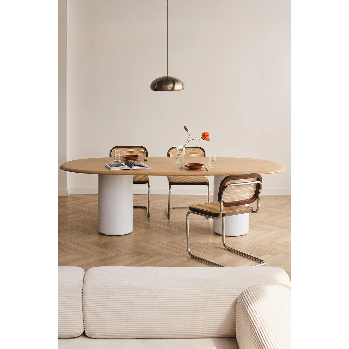 Mesa de comedor ovalada en MDF y cemento 18