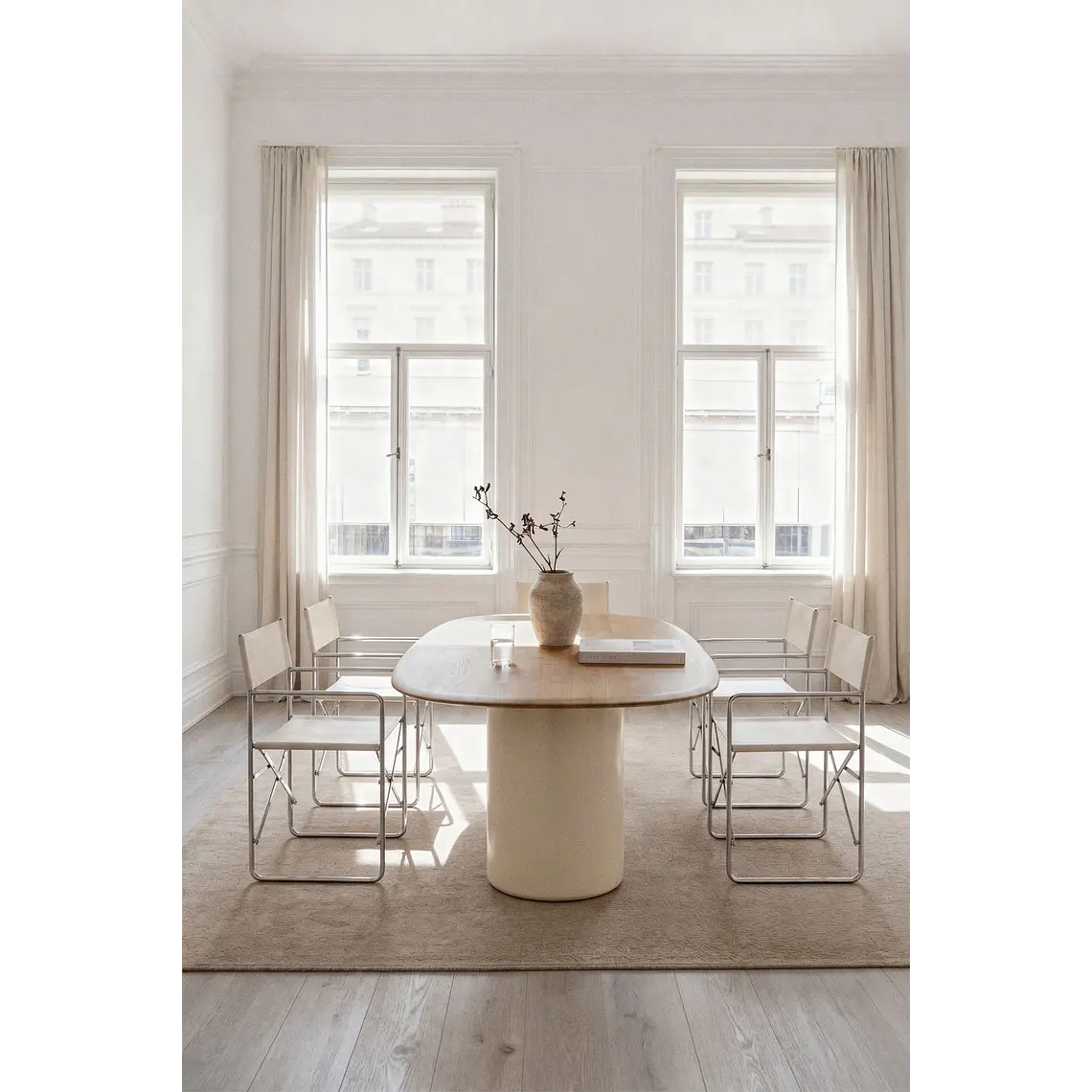 Mesa de comedor ovalada en MDF y cemento 19