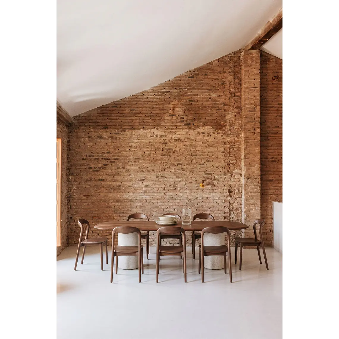 Mesa de comedor ovalada en MDF y cemento 26
