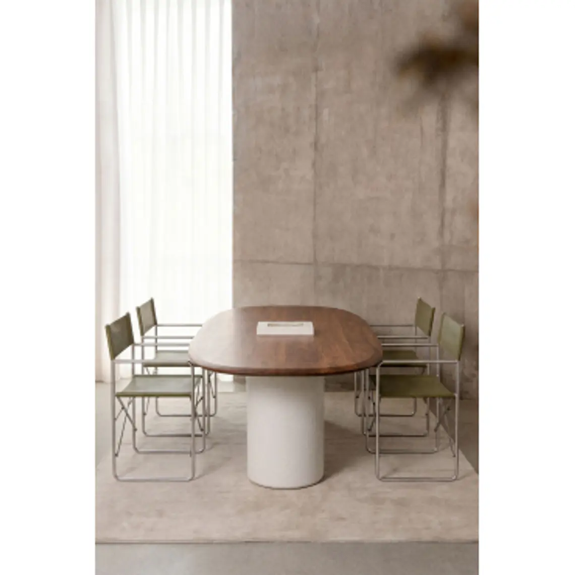 Mesa de comedor Taelia en acabado cemento 11