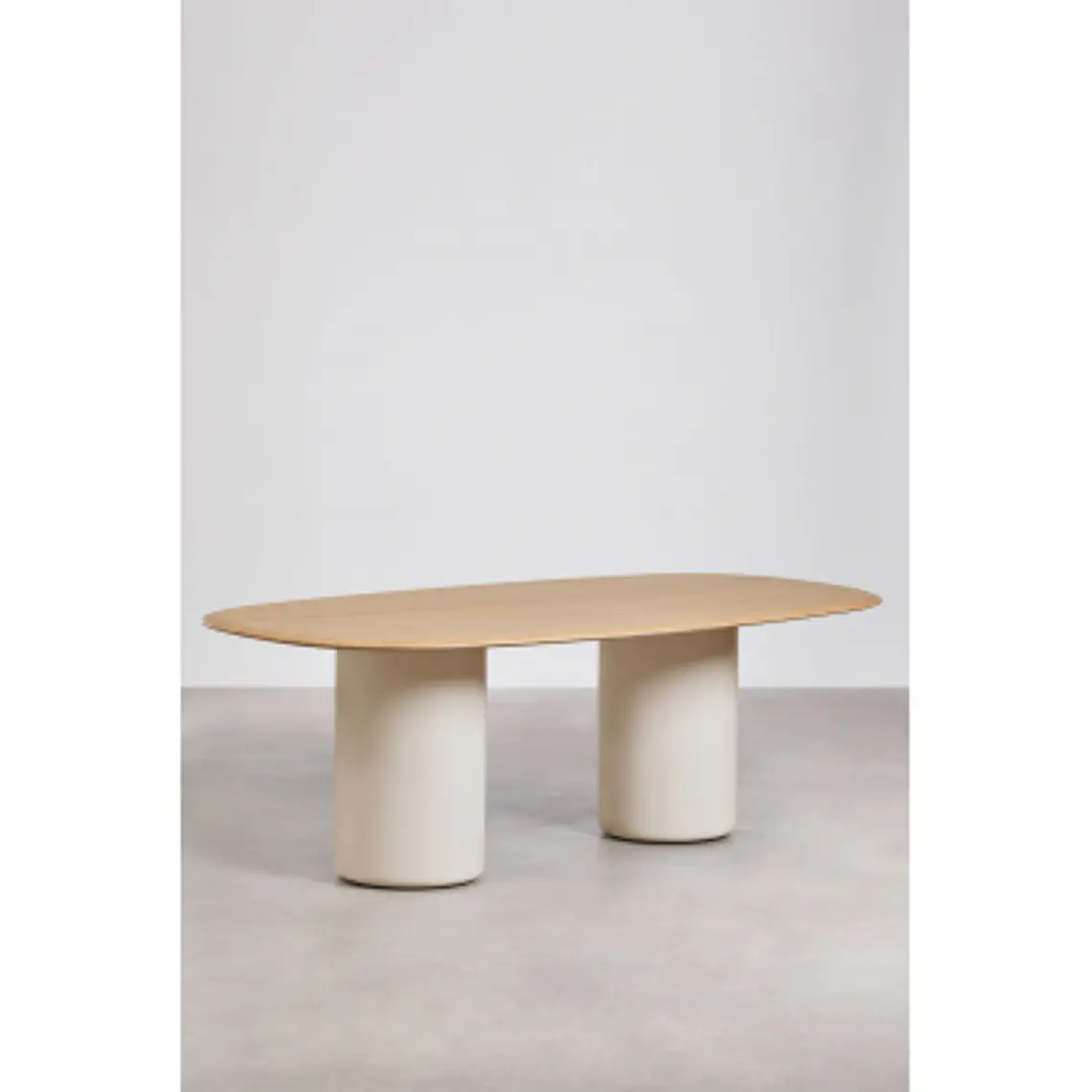 Mesa de comedor Taelia en acabado cemento 16
