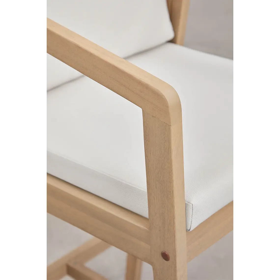 Taburete alto Naeleri en madera de acacia 6