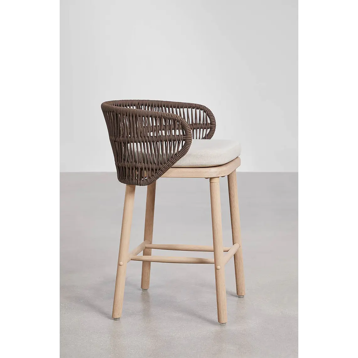Taburete alto Raeeva en madera de acacia 2