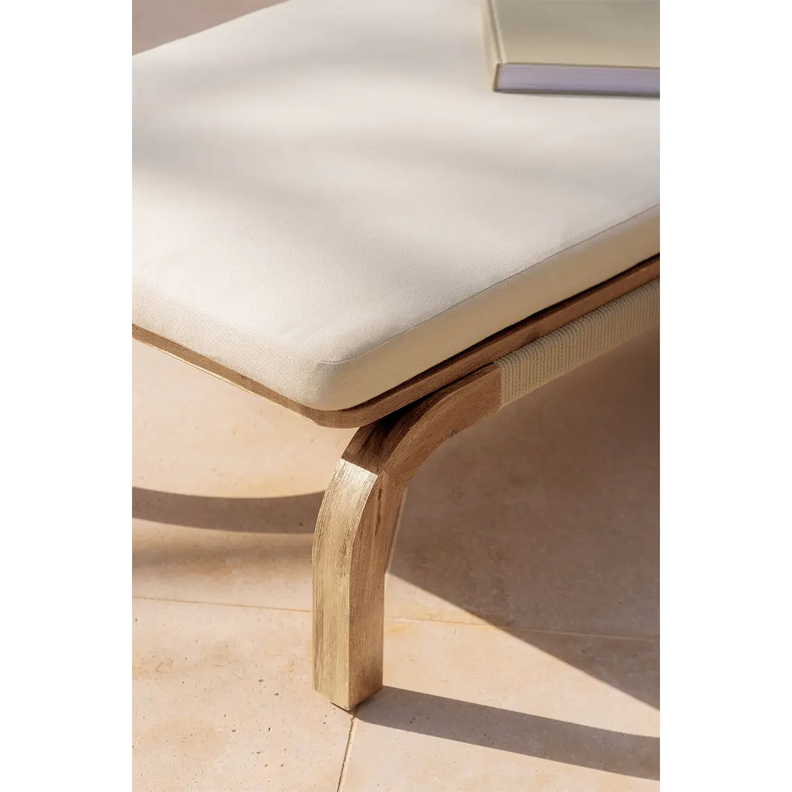 Tumbona reclinable en madera de acacia con cojín Noria 3