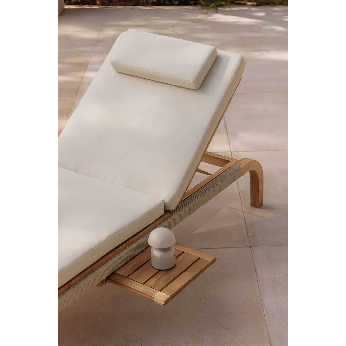 Tumbona reclinable en madera de acacia con cojín Noria 4