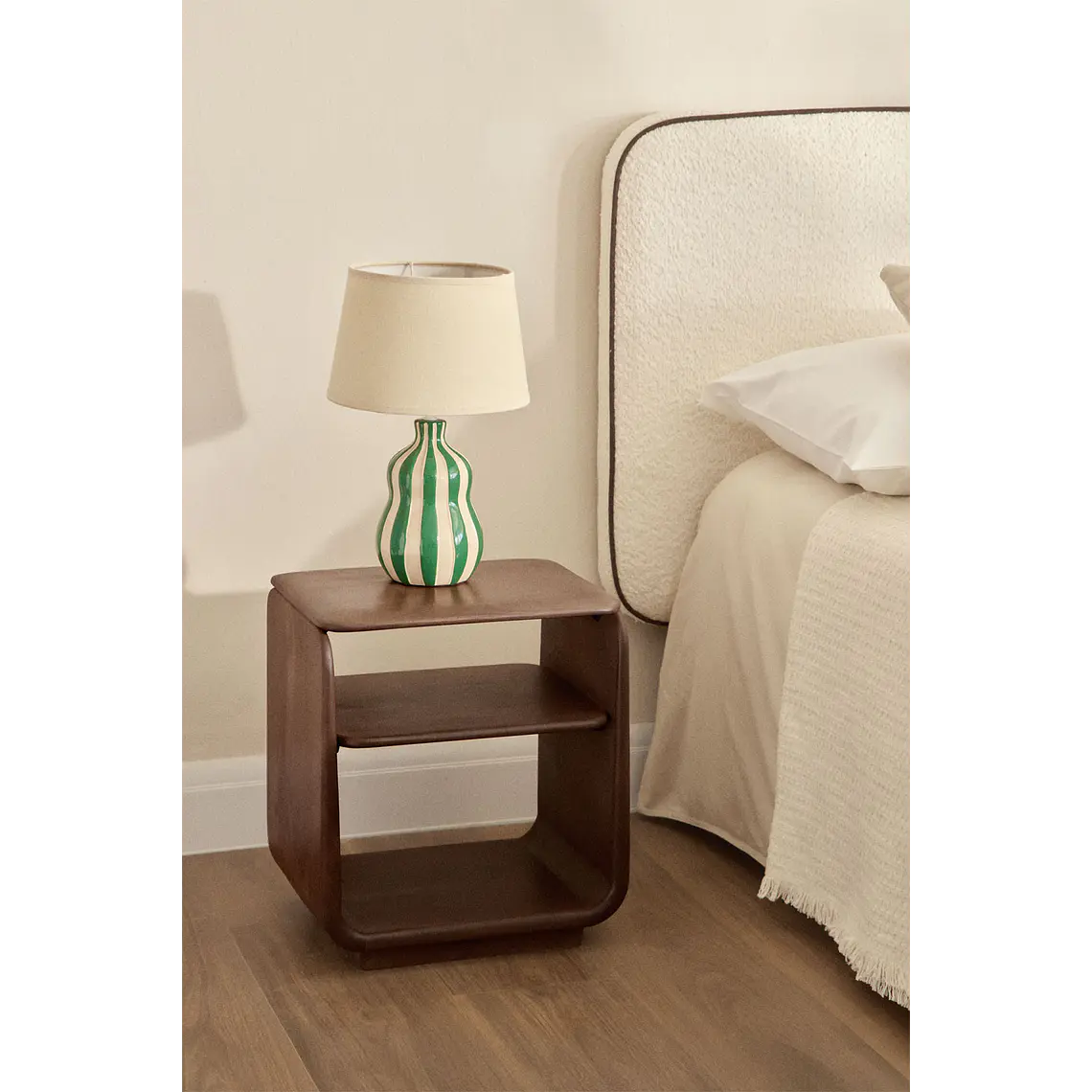 Velador Solira 40x30 cm en madera 1