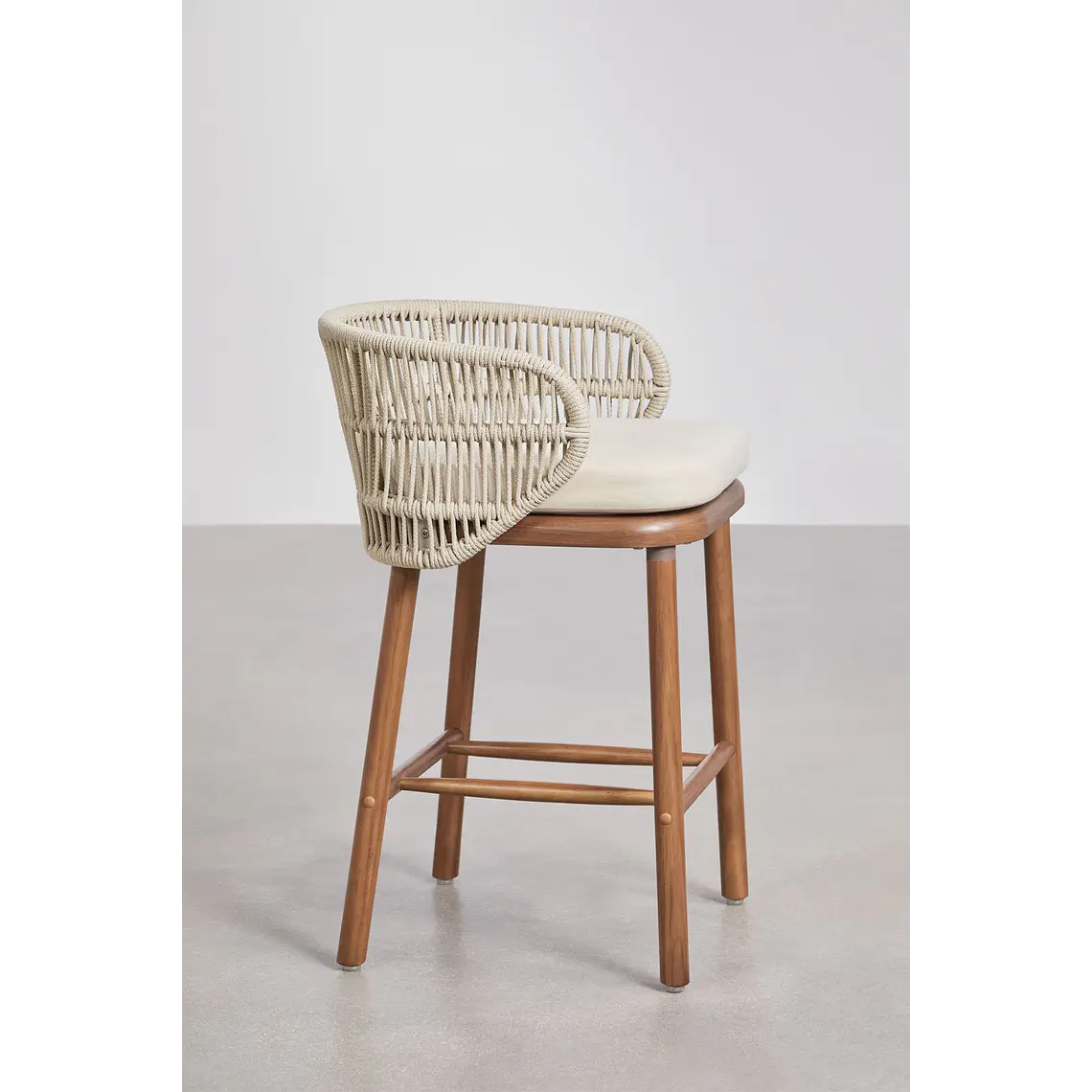 Taburete alto Raeeva en madera de acacia · Beige crema 2