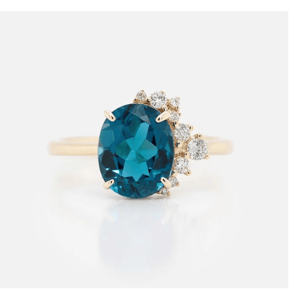 Anillo con topacio london blue y moissanitas , oro amarillo de 14, talla 8.5 
