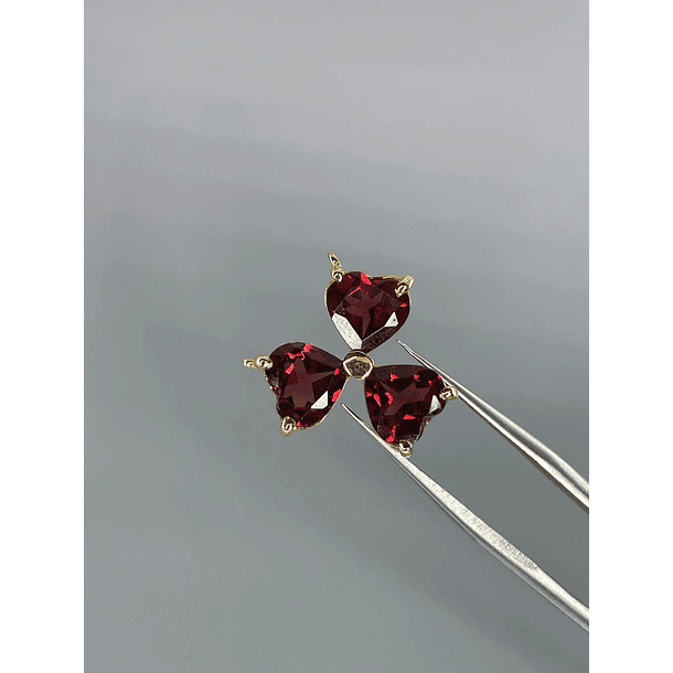 Dije en oro amarillo de 14k con granates corte corazón se le agregara otras asas para soldar cadena 