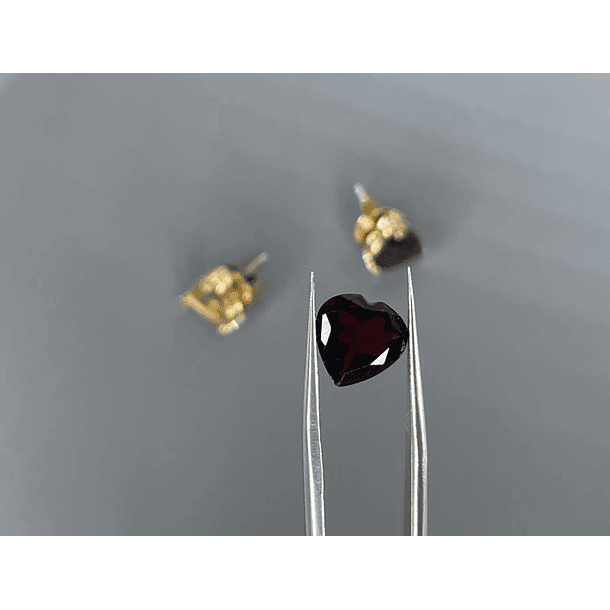 Aretes con granates corazón en oro amarillo 14k  