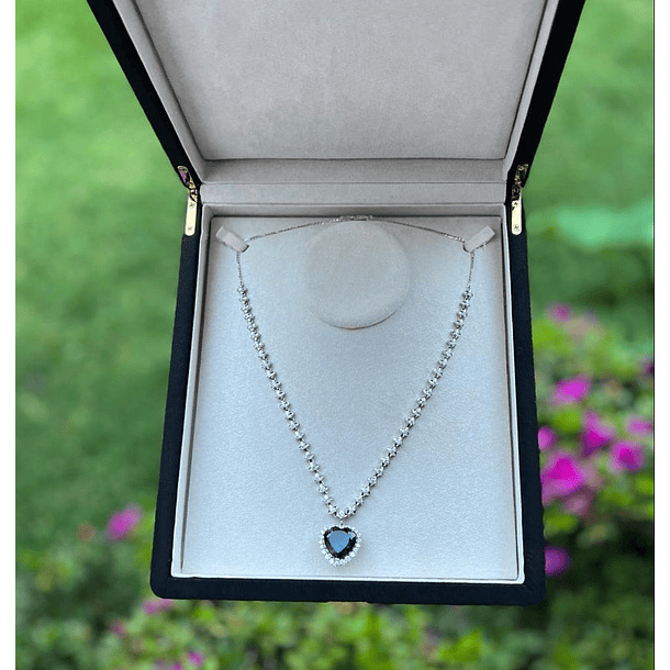 Collar de moissanitas corazón y redondo en oro blanco de 10k 