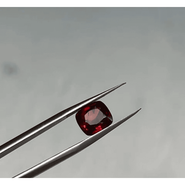 espinela pesa 2.30ct mide 8.6x7.5mm calidad AA 