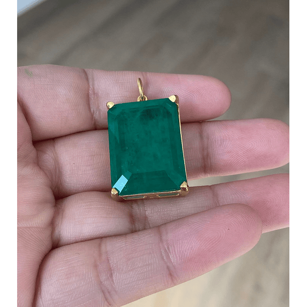 DIJE EN ORO DE 18K CON AMATISTA VERDE 
