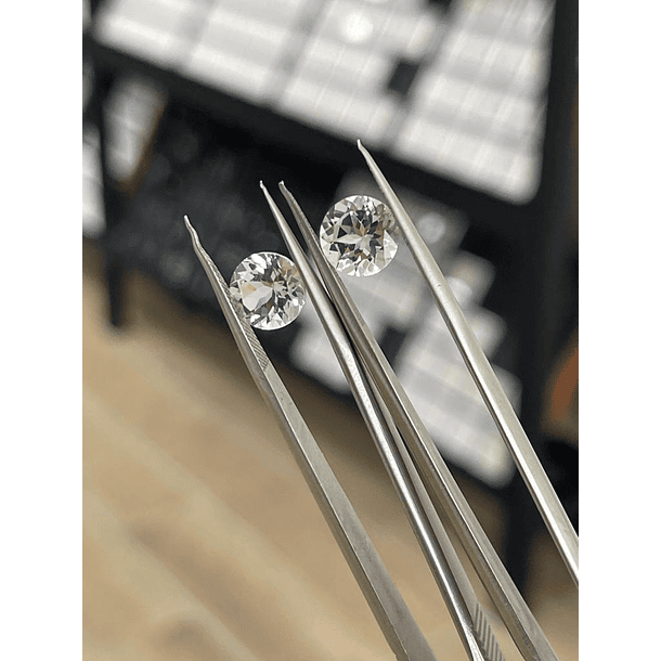 Par de topacios blancos-2.40ct-8.1x8.mm 