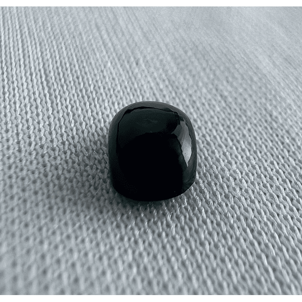 Ópalo Negro-0.65ct-6.9x5mm-c/cabujón ovalado-AAA 