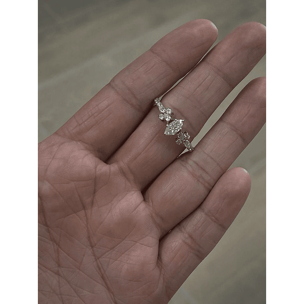 Anillo en oro blanco de 10k, con moissanita corte marquesa de 8x4mm 14 moissanitas red de 1.5mm y 2 moissanitas corte pera de 3x2mm. Talla 10.5  