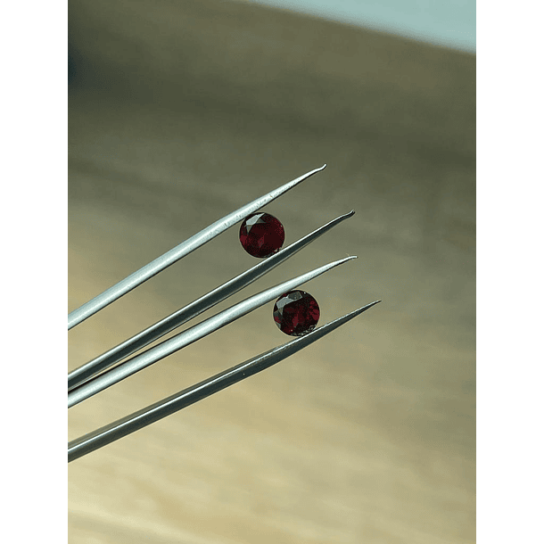 Par de Granate  1.15ct 6.1mm AAA 