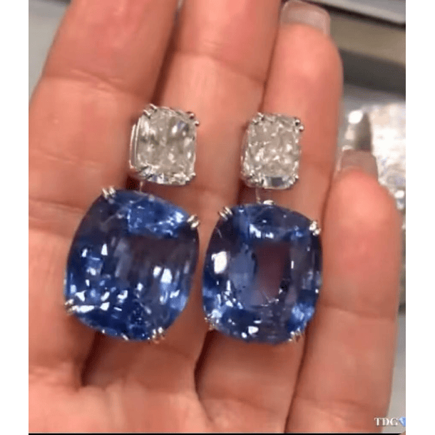 Aretes con tanzanita corte pera de 12.3x8.2x6.3mm y moissanita redondo de 5x5x2.9mm en oro blanco de 18k  