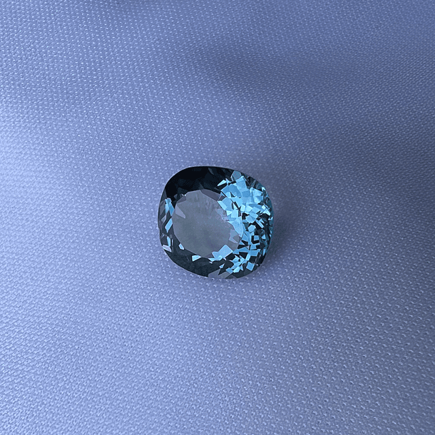 Topacio London Blue-3.85ct-9.9x8.8mm 