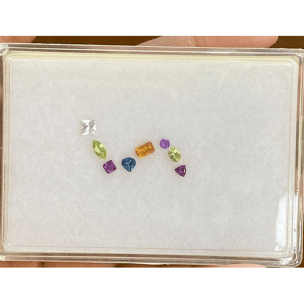 Lote lucero blanco que incluye: topacio blanco, peridoto marquesa, gránate Rodolita asscher, topacio london blue corazón, citrino baguette, amatista redonda, peridoto oval, y Rodolita trillón  