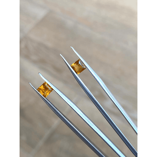 Par de citrinos en corte princesa 4x4mm 0.30ct 