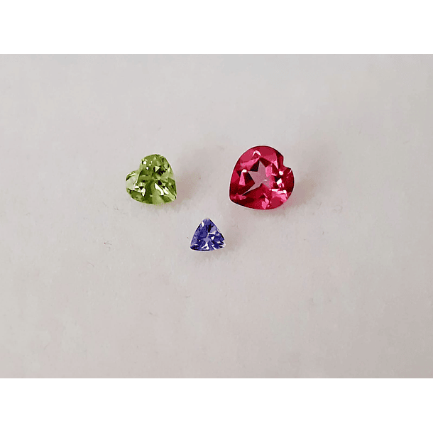 Lote-Topacio rosa corazon 6x6mm-Peridoto corazón 4.9x4.9mm-Tanzanita trillon 3x3mm 1.50ct total. 