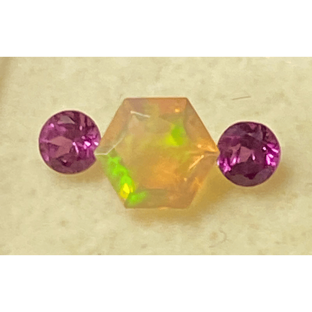 Ópalo corte hexágono con dos gránate rodolita  