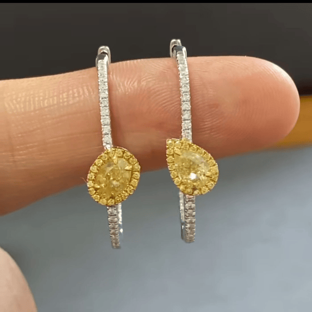 Arracadas de topacio azul corte pera 8.1x6.2mm y moissanita de 2.5mm en plata con baño de oro amarillo 
