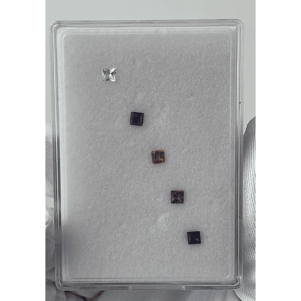 Lote Princesas-01 Topacio London Blue Princesa 4x4mm,  01 Granate Rodolita Princesa 4x4mm,  01 Citrino Assher 4x4mm, 01 Iolita Cuadrada 4x4mm, 01 Topacio Blanco Princesa 