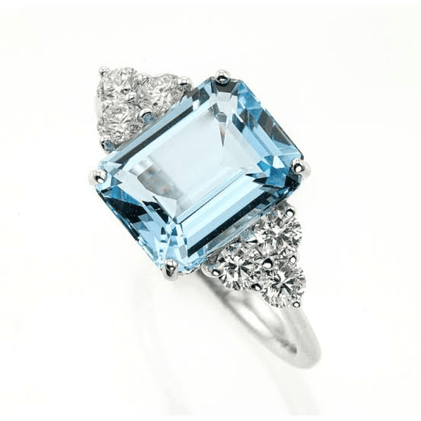 Anillo en oro blanco de 14k talla 5 3/4 con esmeralda corte octágono-1.65ct-8.6x6mm y 6 moissanitas corte redondo-2mm 