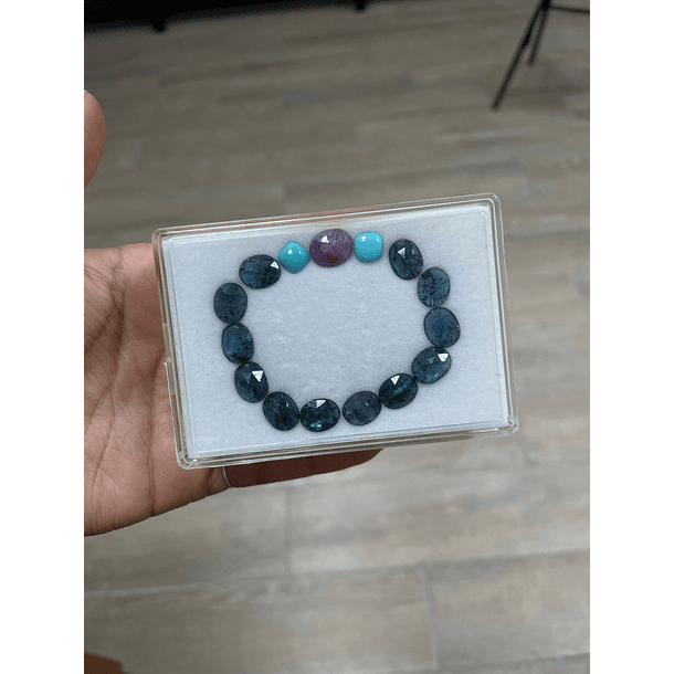 Pulsera: 12 cianitas ovaladas, 2 turquesas, 1 rubí 