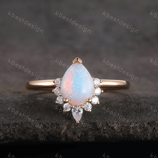 Anillo en oro amarillo de 10k talla 6 con ópalo y moissanitas 