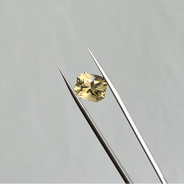 Escapolita-5.80ct-11.77x9.92x8.22mm 