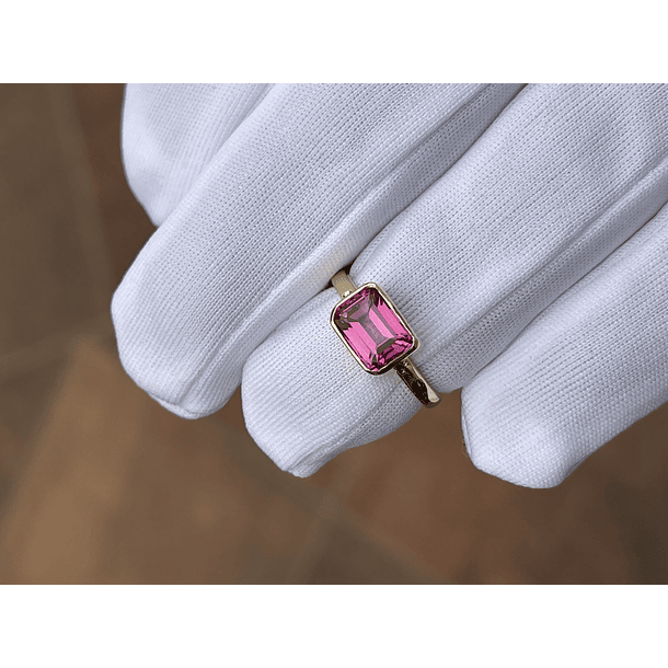 Anillo con Esmeralda en oro amarillo de 14k. Talla 7.5 