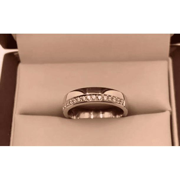  Anillo en oro blanco de 14k talla 8.5 con 31 moissanitas de 1.5mm redondas 