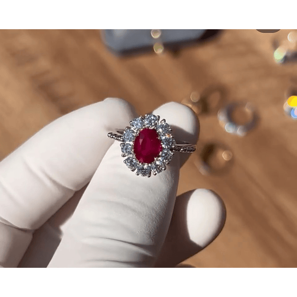 Anillo en oro blanco de 14k de Rubí con moissanitas 