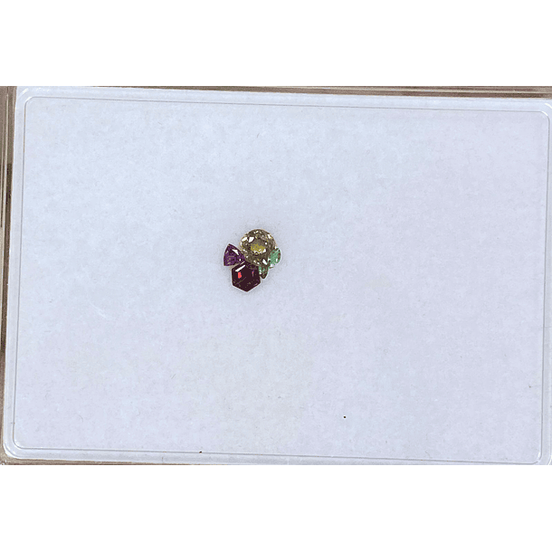 Set cluster que incluye gránate Malí 5mm, gránate rojo 4mm- gránate Rodolita 3x3mm y tsavirita 3x1.5mm 