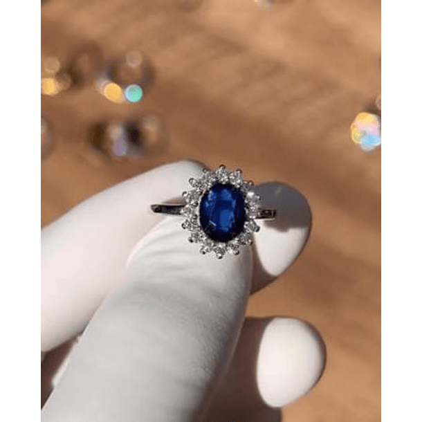 Anillo estilo Lady Di con zafiro en oro blanco de 18k. Talla 7 