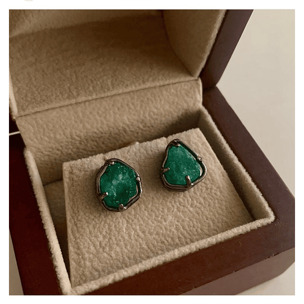 Mancuernillas con esmeraldas en bruto de 12.6x10.4mm y 12.1x9mm oro amrillo de 14k 