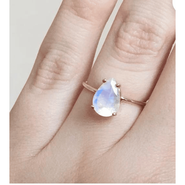 Anillo en oro amarillo de 14k con piedra luna corte corazón 11.2x11mm. Talla 7  