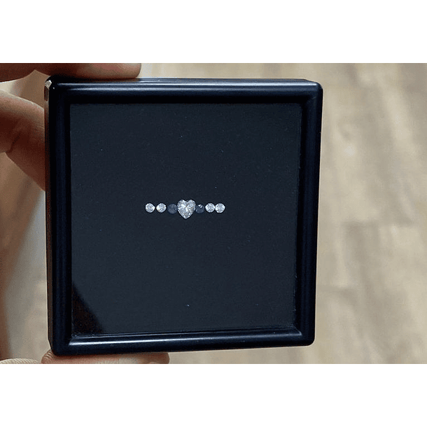 Una moissanita corazon 4x4mm 0.37ct, 4 piezas de circón redondo de 2mm y 2 zafiros redondos de 2mm 