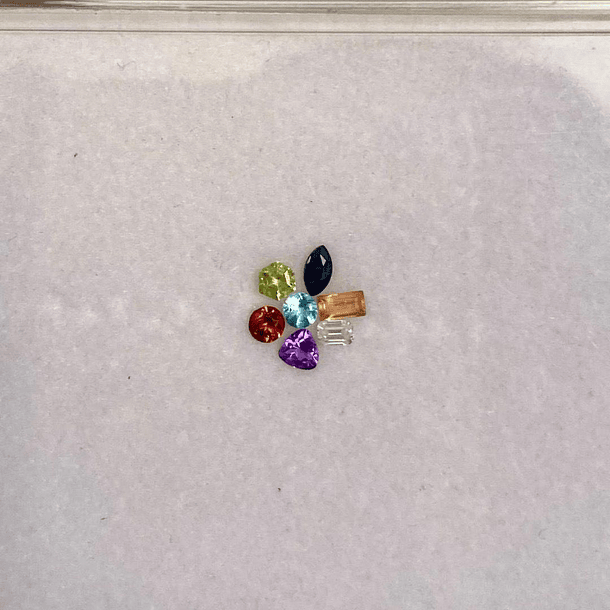 CLUSTER  01zafiro Marquesa 5X3mm, 01 Zafiro Baguette 5X3mm, 01 Moissanita Octagono 3X2mm, 01 Amatista trillón 3X3mm,01 Granate Rojo Redondo 3mm, 01 Paraiba Redonda 3mm, Peridoto Hexágono 3X3mm 