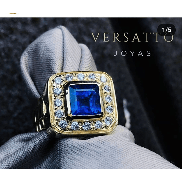 Anillo para hombre en oro amarillo de 14k con rubí de 6.2x5.8mm rodeado de moissanitas de 1.5mm. Talla 11 