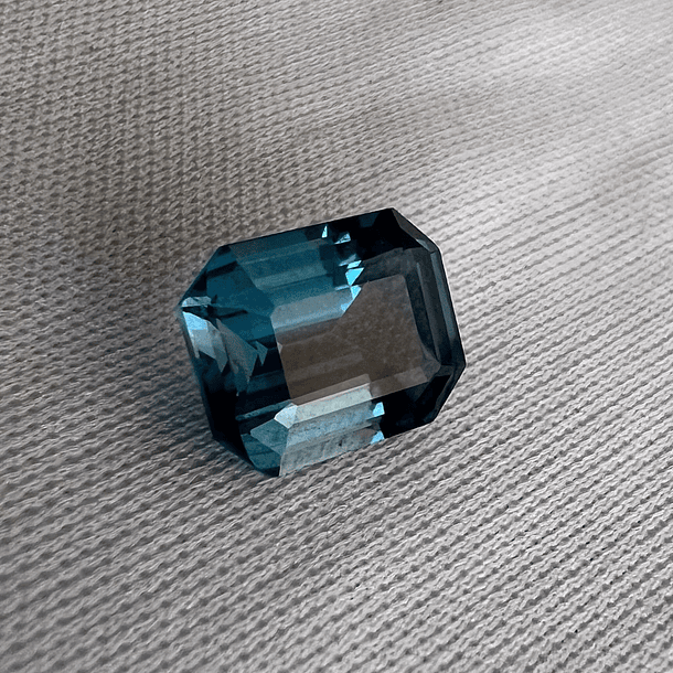 Topacio London Blue-5.60ct-11x9x6mm 