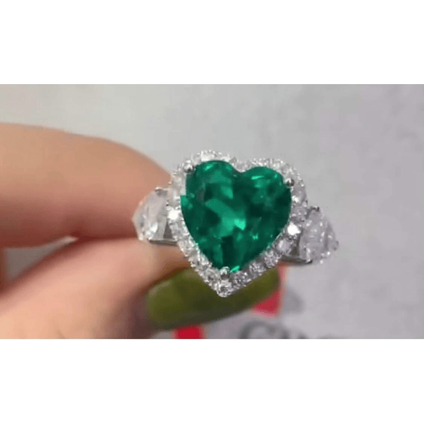 Anillo tipo tiffany de Esmeralda y Moissanitas en oro blanco de 14k. Talla 3.5  