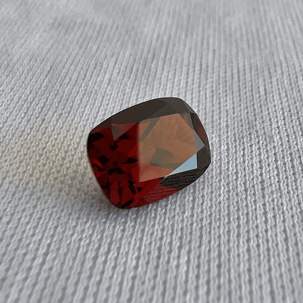 Granate Rojo-2.70ct-9x7x4.4mm 