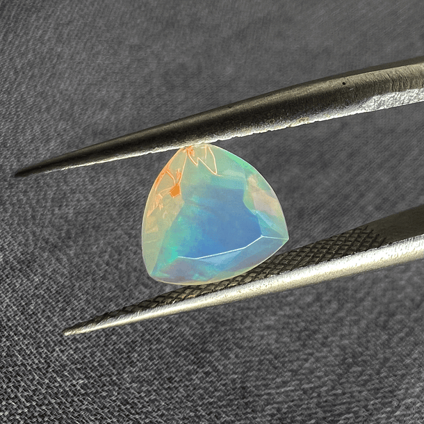 Ópalo-0.70ct-6.9x6.8x3.7mm 