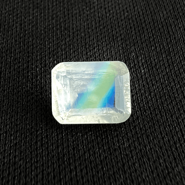 Piedra Luna-2.05ct-8.8x6.8mm 